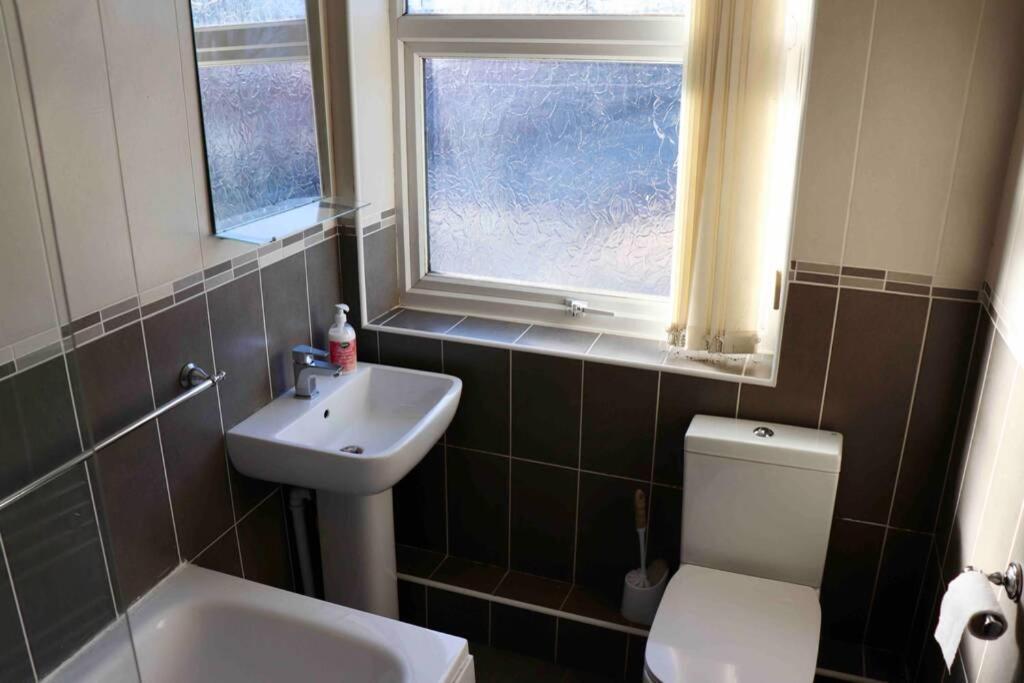 Cheerful 2 Bedroom Residential - Free Parking Лидс