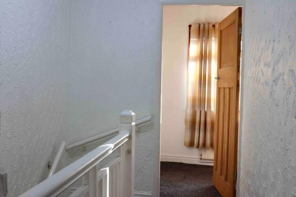 Дом отдыха Cheerful 2 Bedroom Residential - Free Parking Лидс