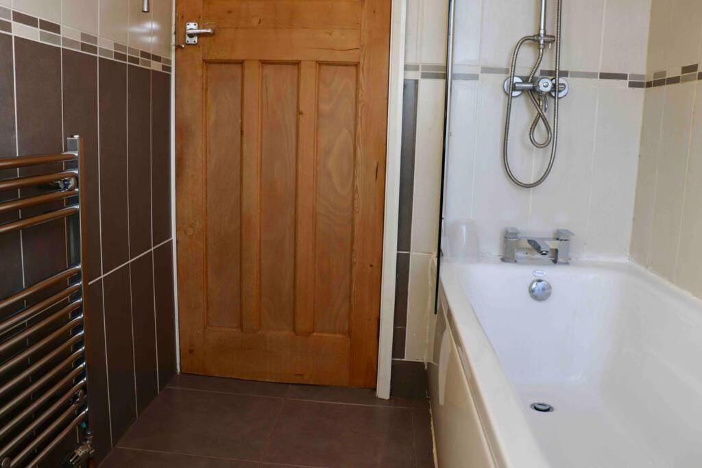 Дом отдыха Cheerful 2 Bedroom Residential - Free Parking *