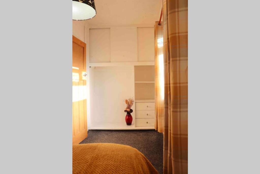 Дом отдыха Cheerful 2 Bedroom Residential - Free Parking Лидс