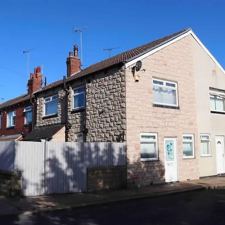 Cheerful 2 Bedroom Residential Home - Free Parking Leeds  Esterno foto