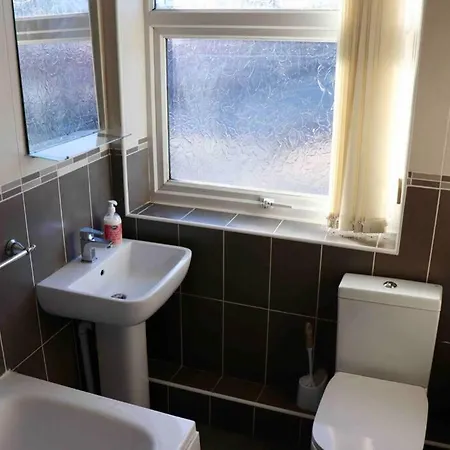 Cheerful 2 Bedroom Residential Home - Free Parking Leeds  Esterno foto