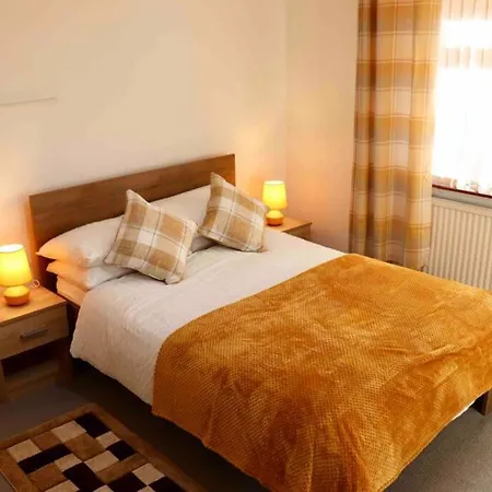 Cheerful 2 Bedroom Residential Home - Free Parking Leeds  Esterno foto