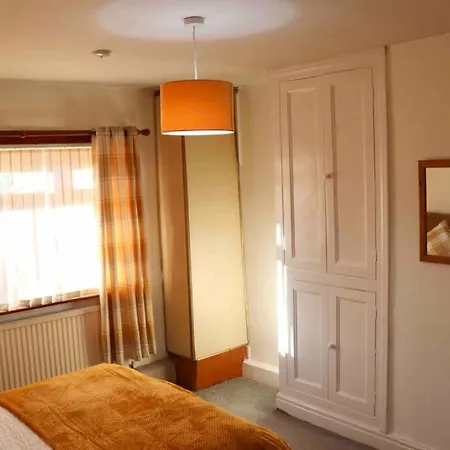 Cheerful 2 Bedroom Residential Home - Free Parking Leeds  Esterno foto