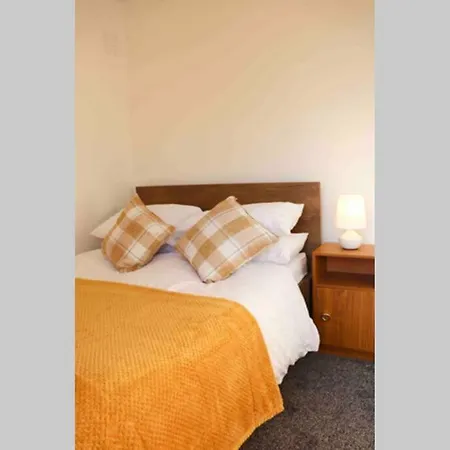 Cheerful 2 Bedroom Residential Home - Free Parking Leeds  Esterno foto