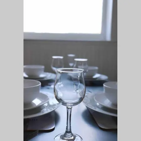 Cheerful 2 Bedroom Residential Home - Free Parking Leeds  Esterno foto
