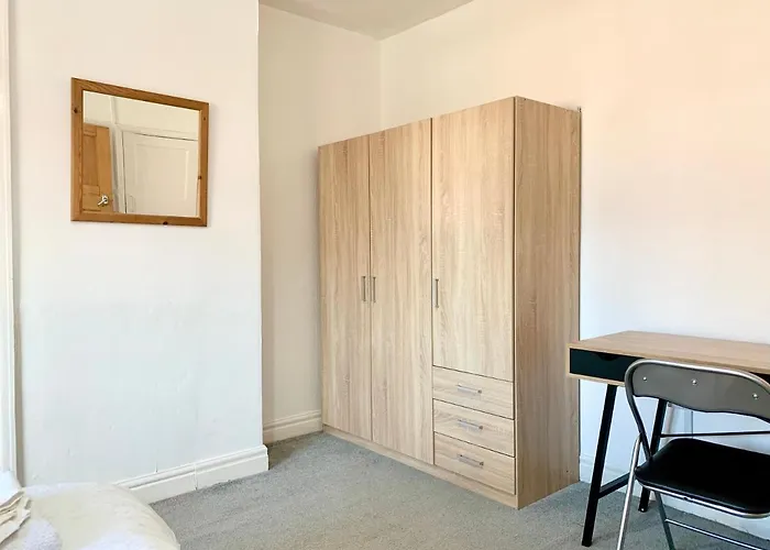 Cheerful 2 Bedroom Residential Home - Free Parking