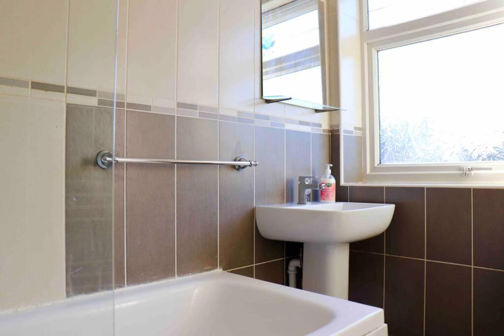 Casa de Férias Cheerful 2 Bedroom Residential - Free Parking Leeds (West Yorkshire)