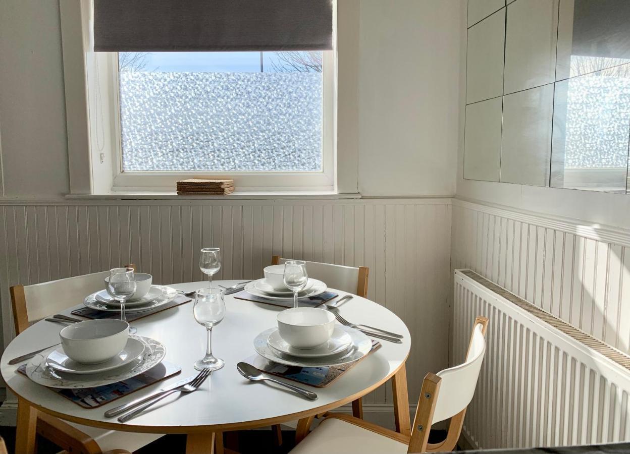 Casa de Férias Cheerful 2 Bedroom Residential - Free Parking *